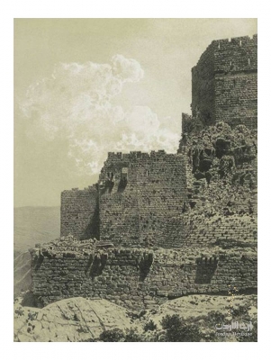 قلعة الكرك وبعض تحصينات الفترة ظاهرة
