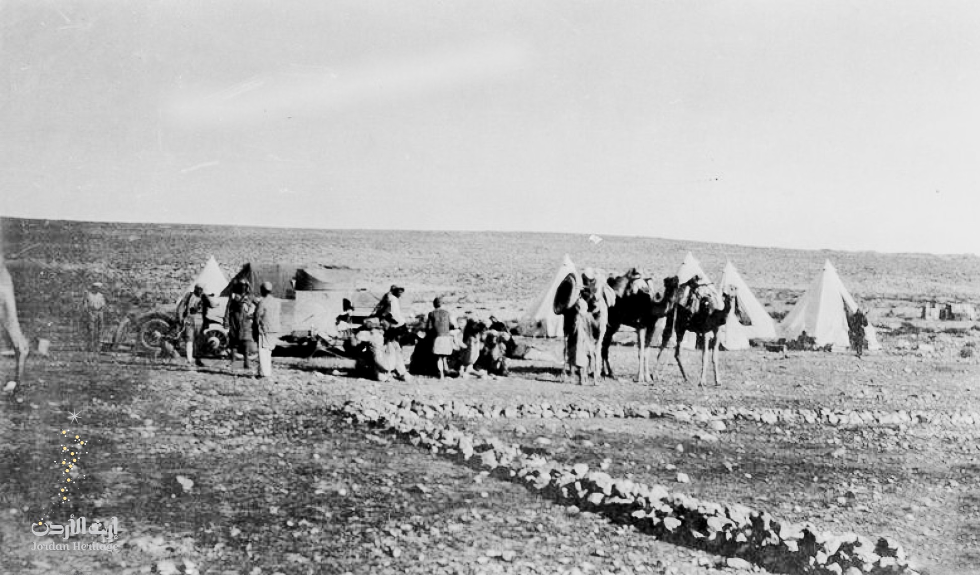 عدد من ضباط و مقاتلي الثورة و عربات النقل في معسكر القويرة 