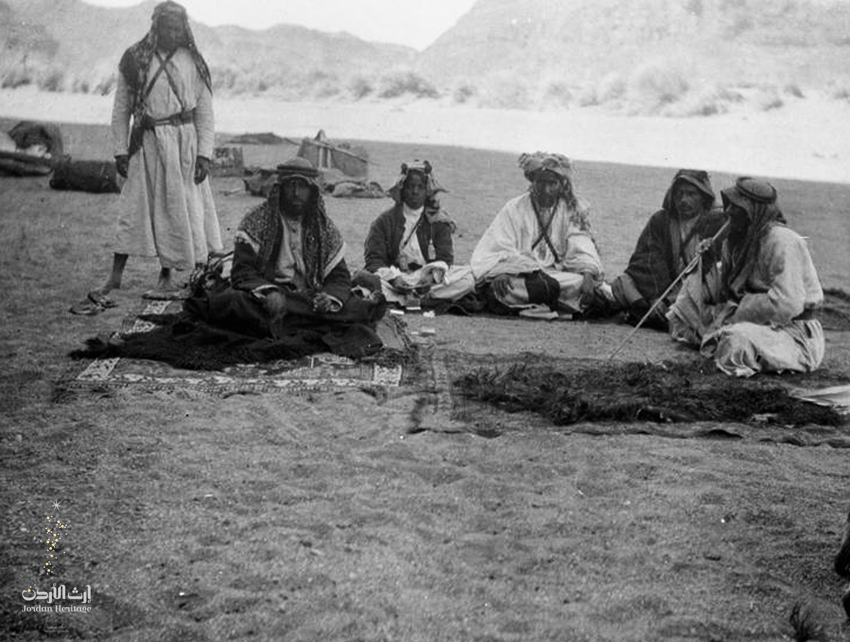 الشريف ناصر مع مجموعة من رجاله في إحدى معسكرات الثورة