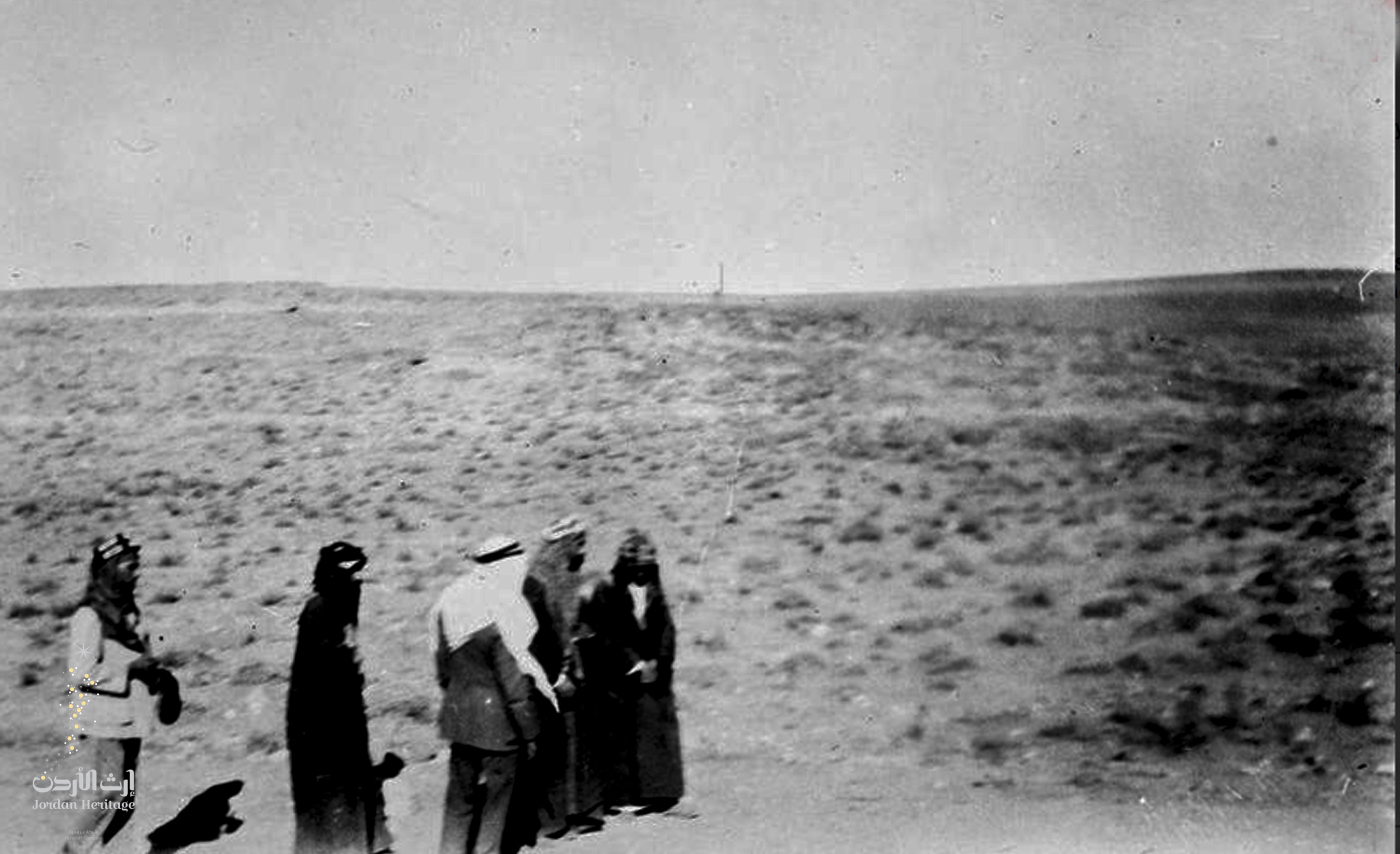 من الشمال إلى اليمين : الأمير زيد بن الحسين ؛ الأمير فيصل بن الحسين ؛ و ووجهاء عشائر في أبو اللسن