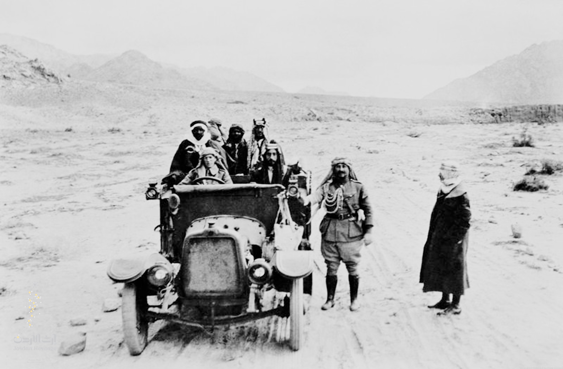 الأمير فيصل بن الحسين و الشيخ عودة أبو تايه و عدد من ضباط جيش الثورة في سيارة تالبوت في وادي اليتم 