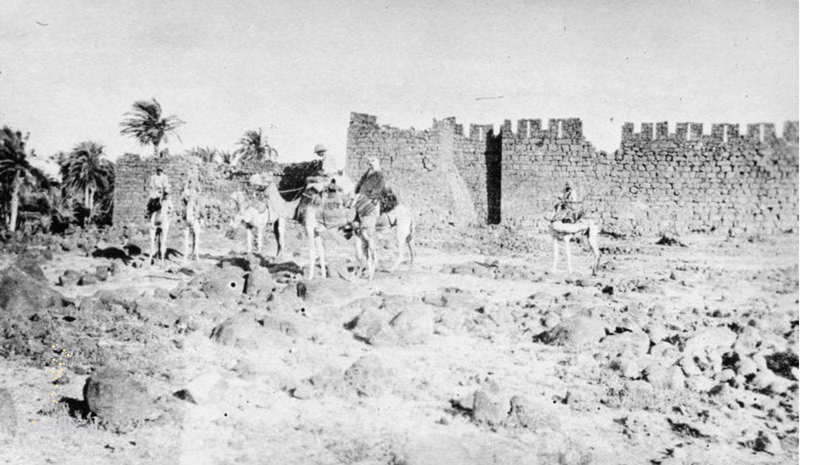  مجموعة من مقاتلي الثورة و قياداتها أمام قلعة الأزرق