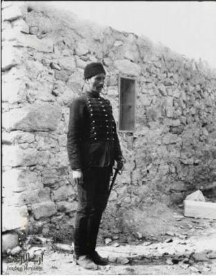 ضابط من الجيش العثماني أمام أحد بيوت الكرك 1900