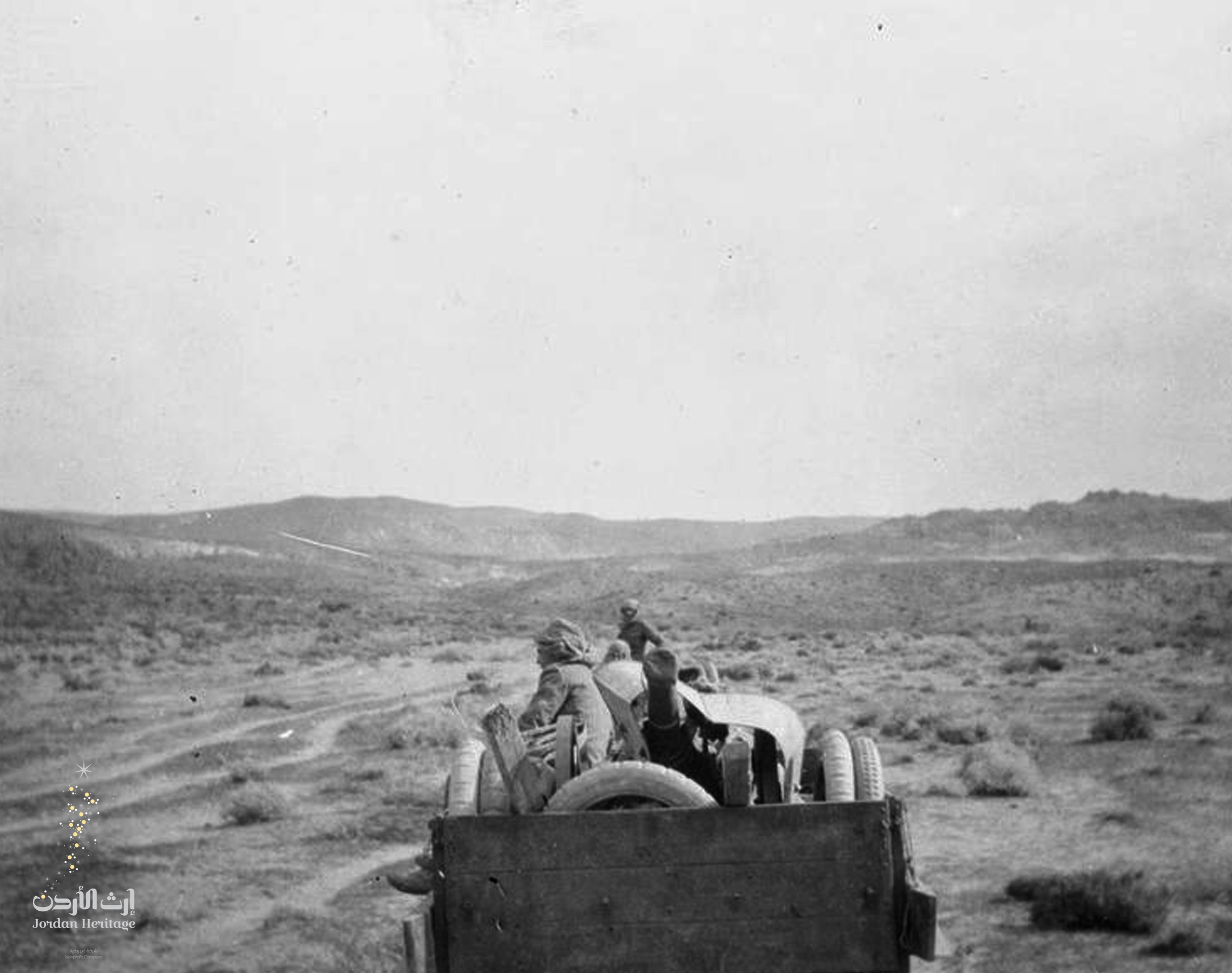 عربة محملة بمدفع و أسلحة في طريقها لأبو اللسن 